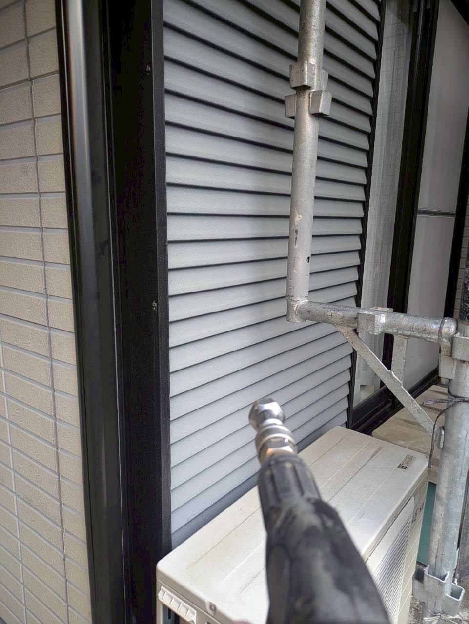 サッシ廻りの外壁を高圧洗浄